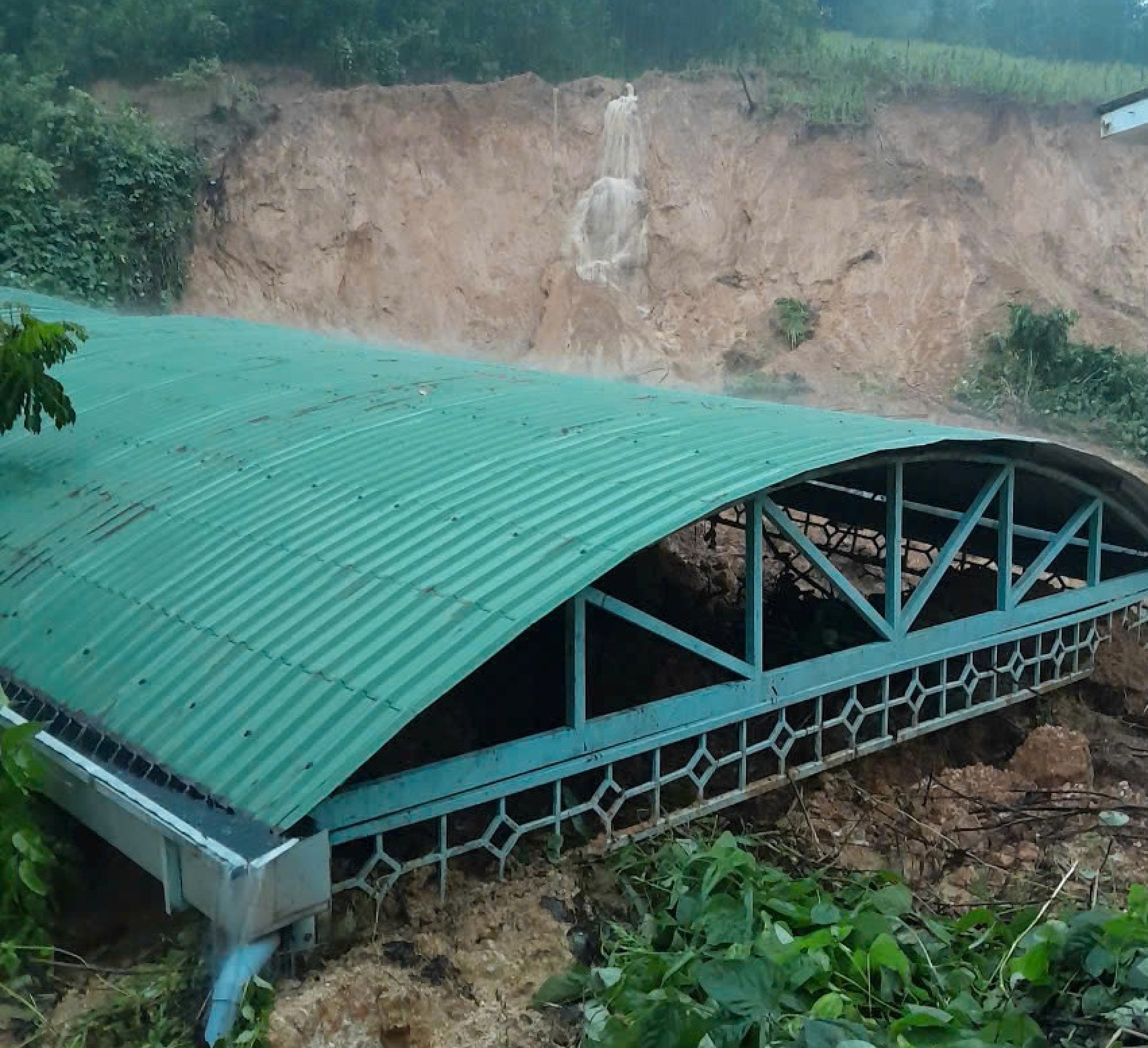 山体滑坡,山石倾泻至医疗站,夜班工作人员险死还生